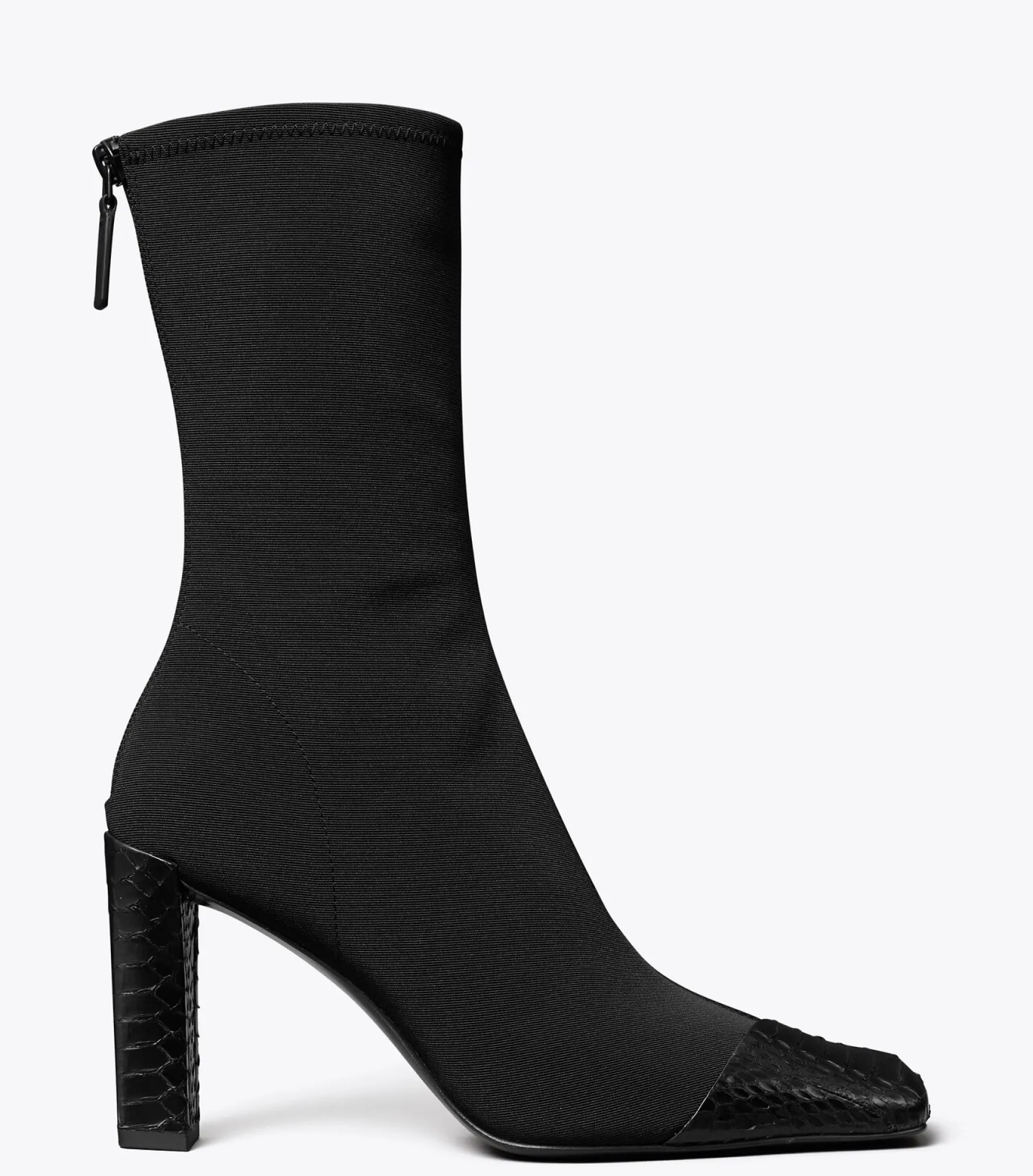 ASYMMETRISCHER STIEFEL MIT ZEHENKAPPE