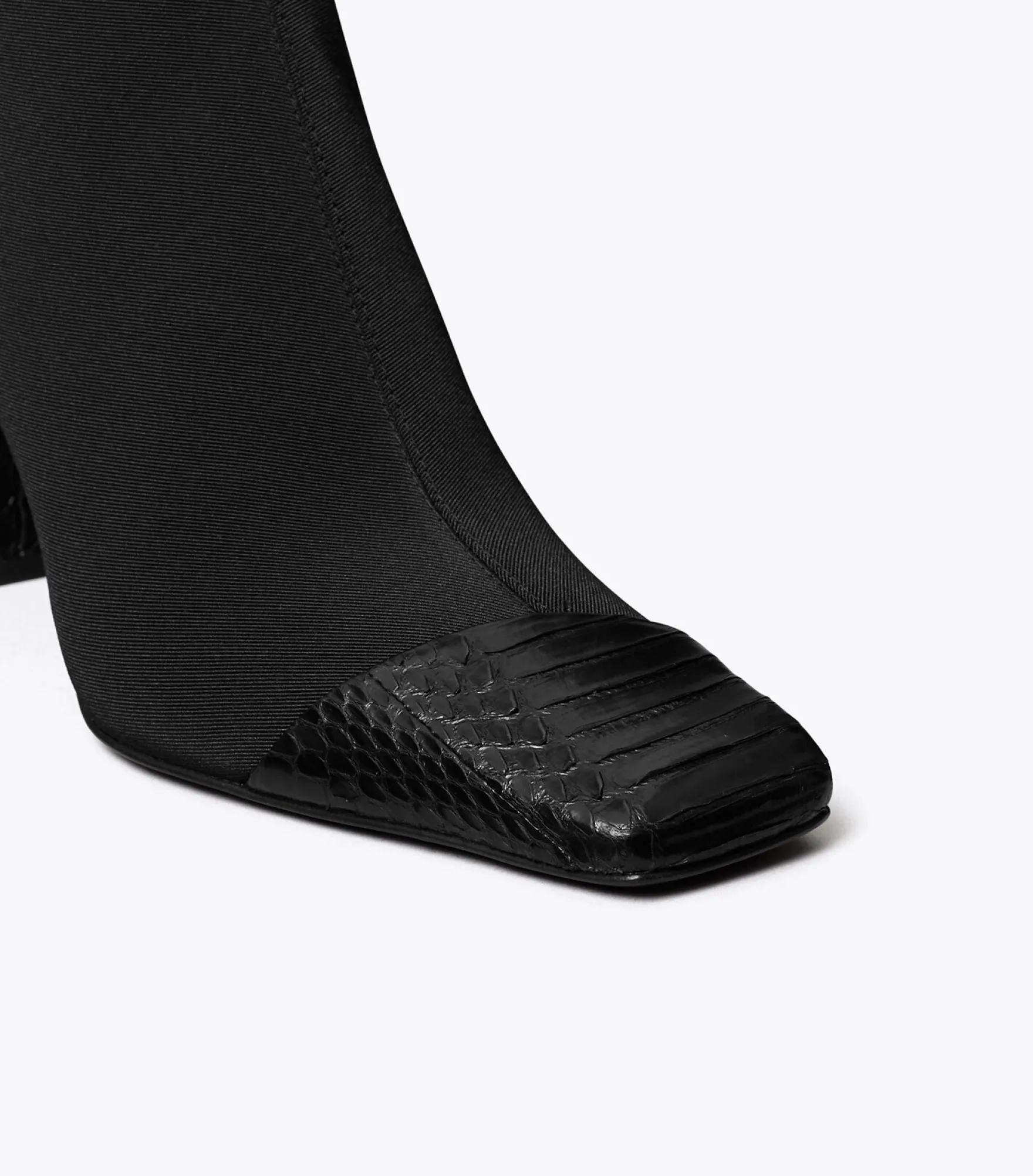 ASYMMETRISCHER STIEFEL MIT ZEHENKAPPE