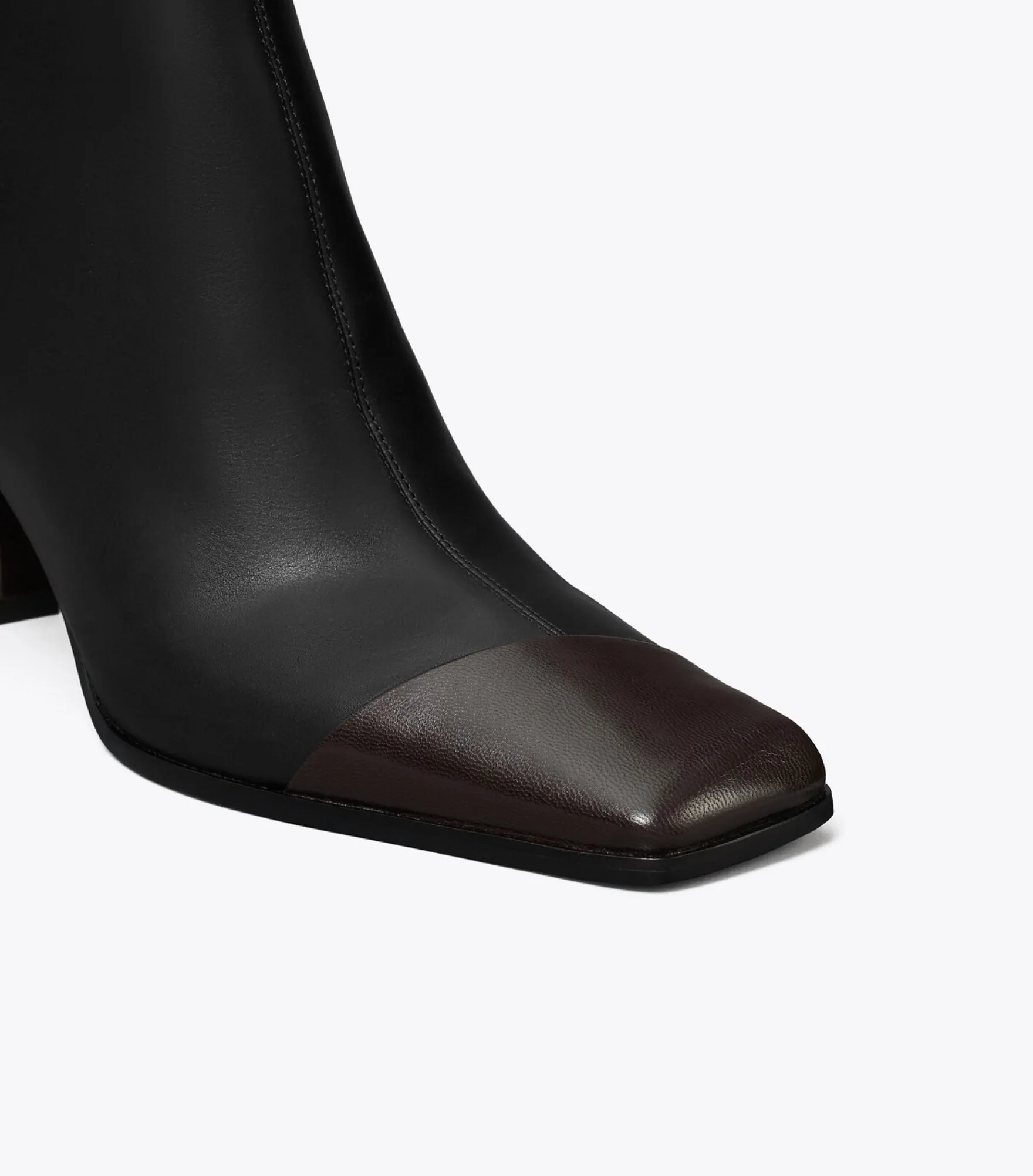 ASYMMETRISCHE STIEFELETTE MIT ZEHENKAPPE