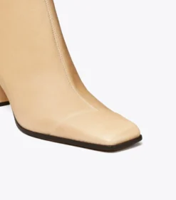 ASYMMETRISCHE STIEFELETTE MIT ZEHENKAPPE