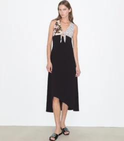 CRÊPEKLEID MIT BINDEDETAIL AM RÜCKEN