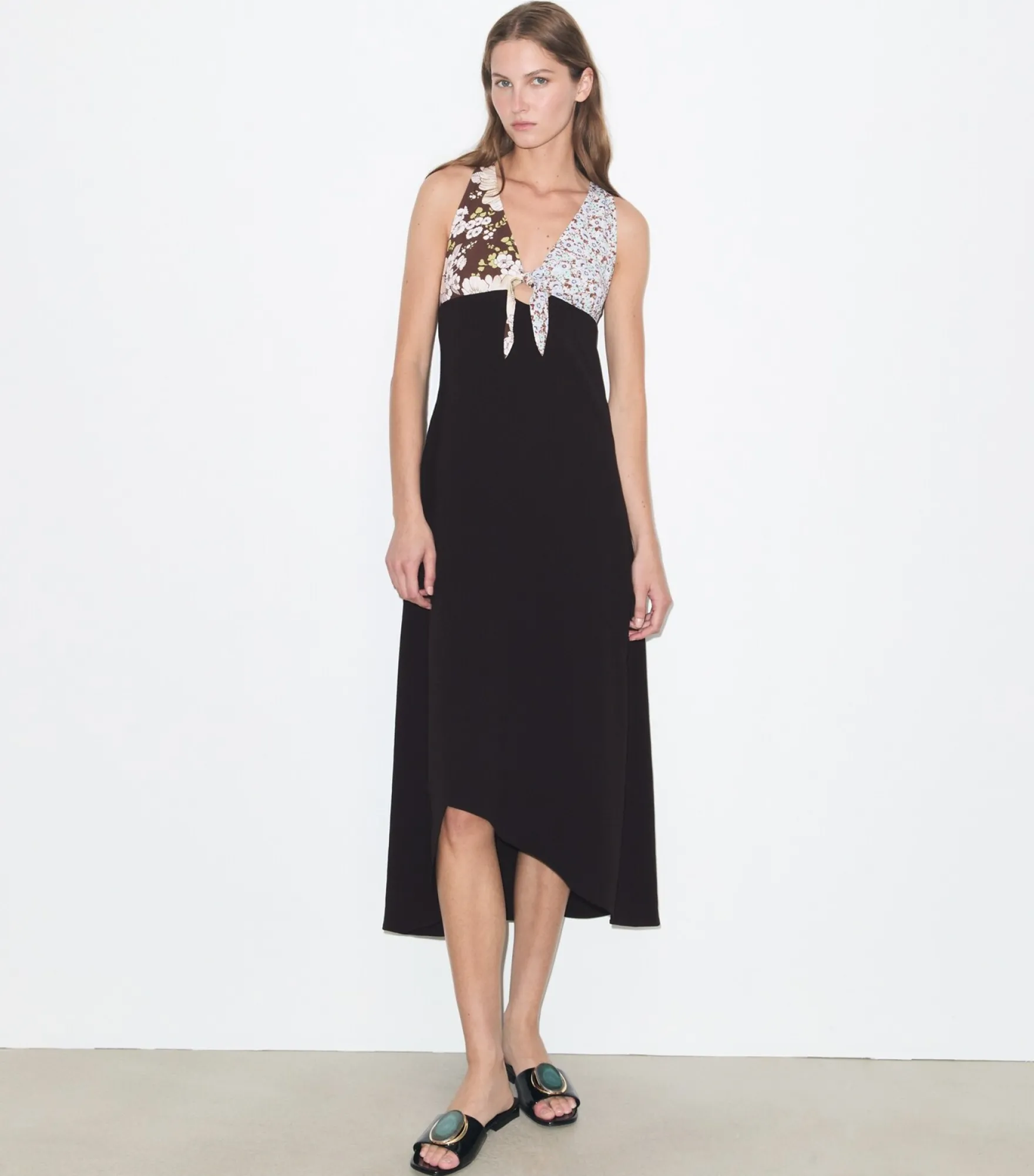 CRÊPEKLEID MIT BINDEDETAIL AM RÜCKEN
