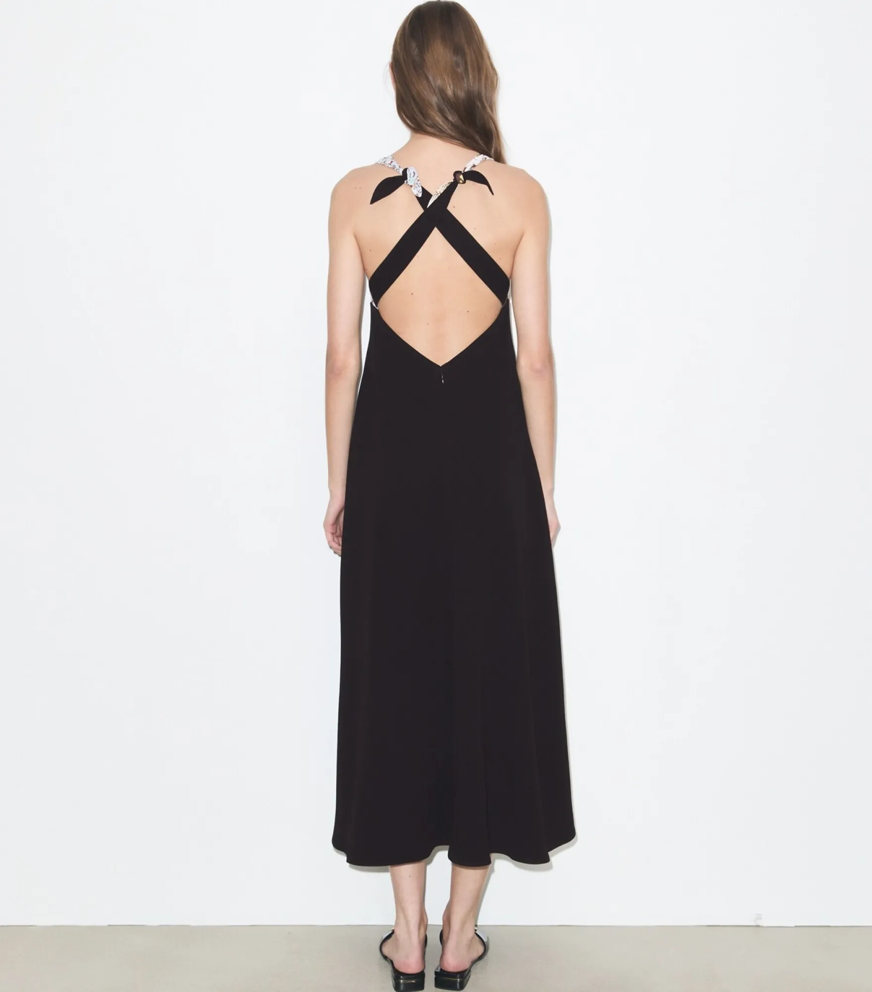 CRÊPEKLEID MIT BINDEDETAIL AM RÜCKEN