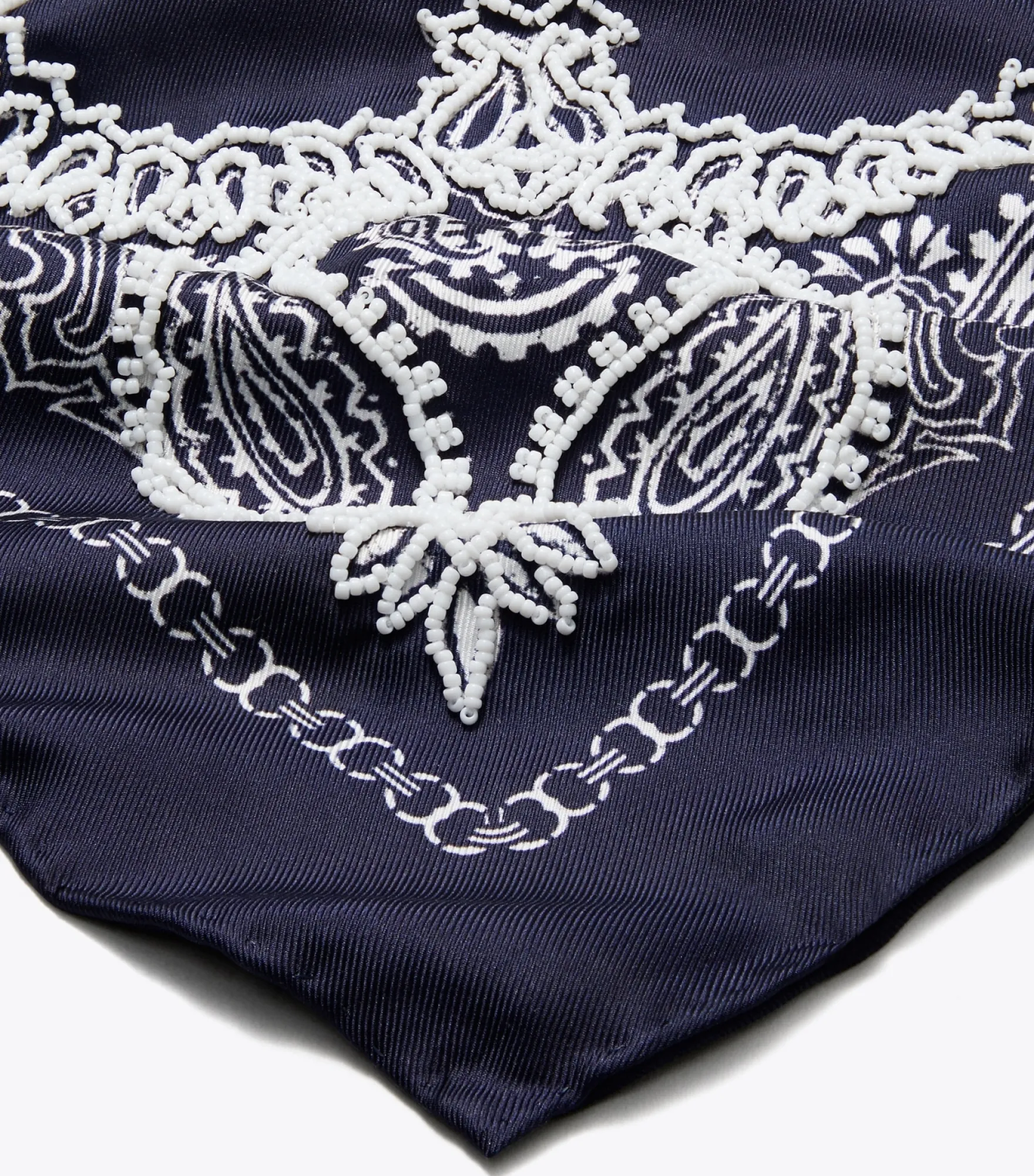 DREIECKIGES BANDANA-TUCH MIT PERLEN
