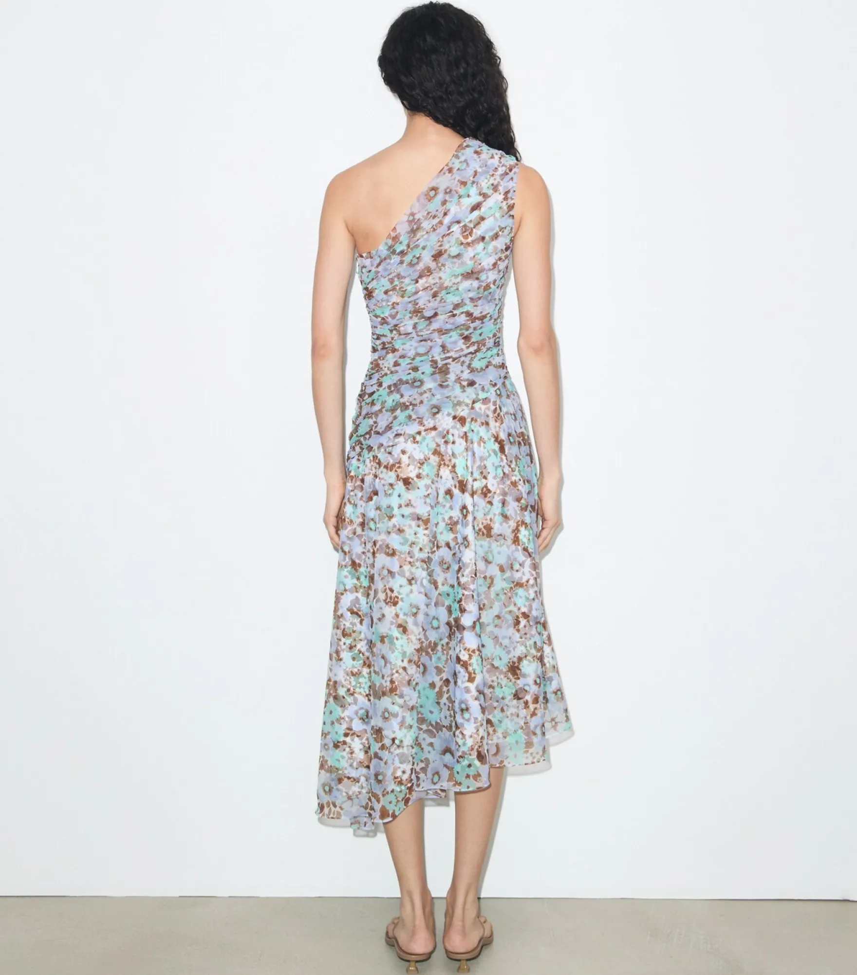 EINSCHULTRIGES KLEID MIT PRINT