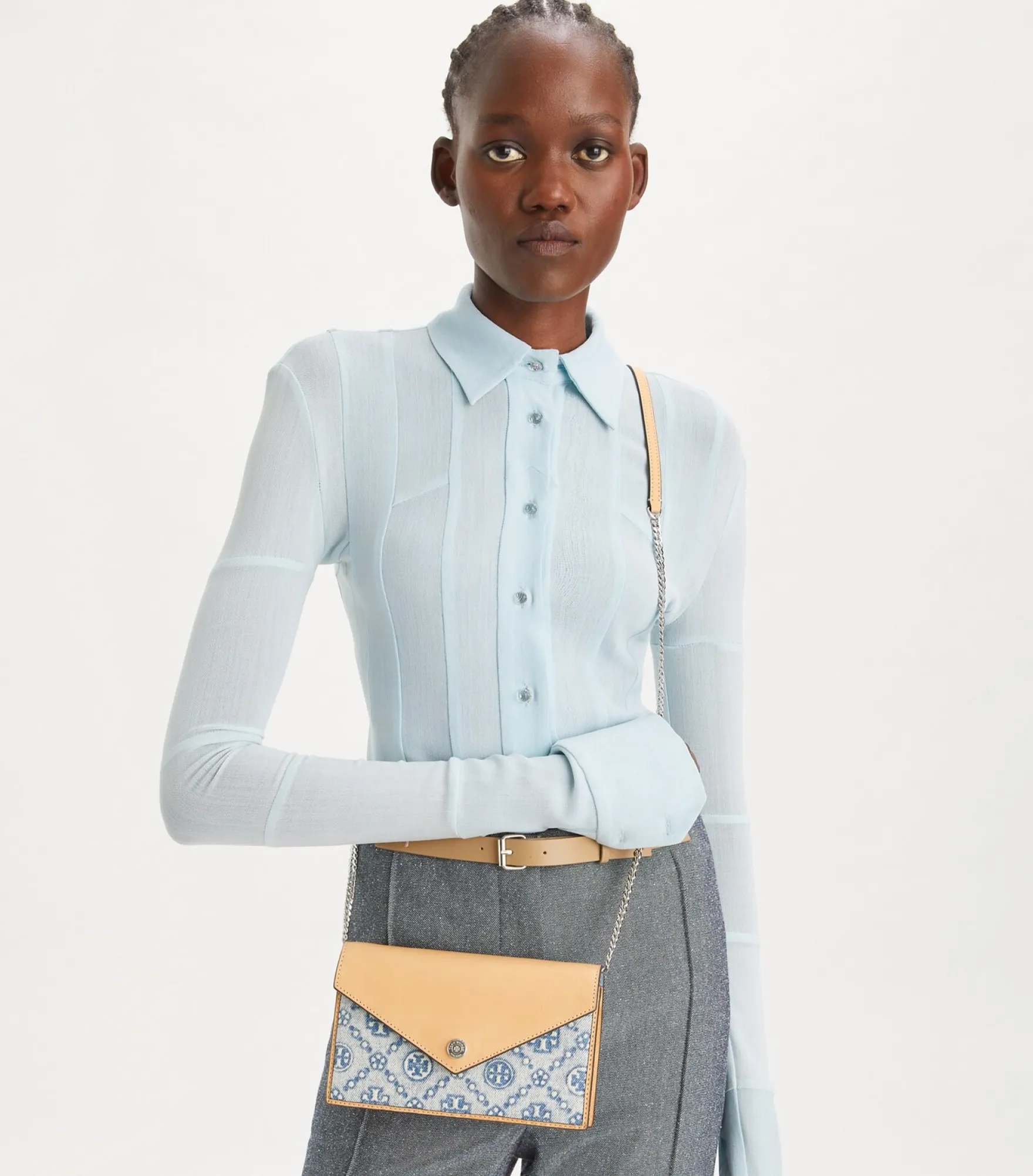 GELDBÖRSE IM KUVERT-STIL AUS DENIM MIT T-MONOGRAMM UND KETTE