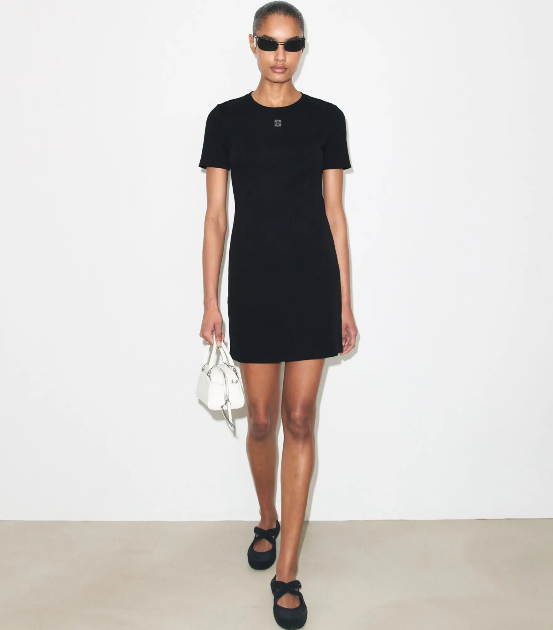 GERIPPTES T-SHIRT-KLEID AUS BAUMWOLLE