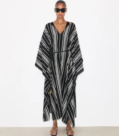 GESTREIFTER SEIDENKAFTAN MIT GÜRTEL