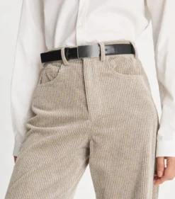 GÜRTEL AUS GLATTEM LEDER MIT PLAKETTE