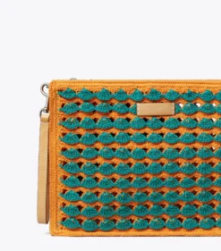 HANDGEHÄKELTE POUCH
