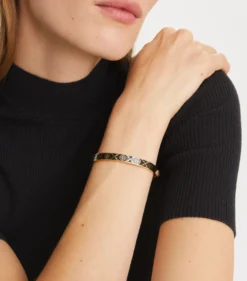 ICON SCHARNIERARMREIF MIT T-MONOGRAMM