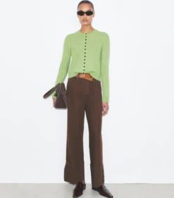 JEANS MIT GERADEM BEINSCHNITT UND UMSCHLAG
