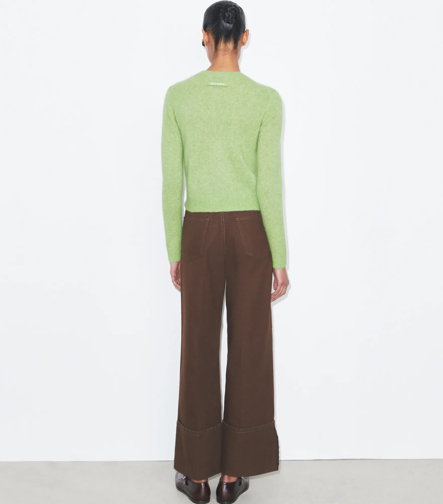 JEANS MIT GERADEM BEINSCHNITT UND UMSCHLAG