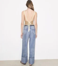 JEANS MIT KONTRASTIERENDEN BEINABSCHLÜSSEN UND GERADE GESCHNITTENEM BEIN