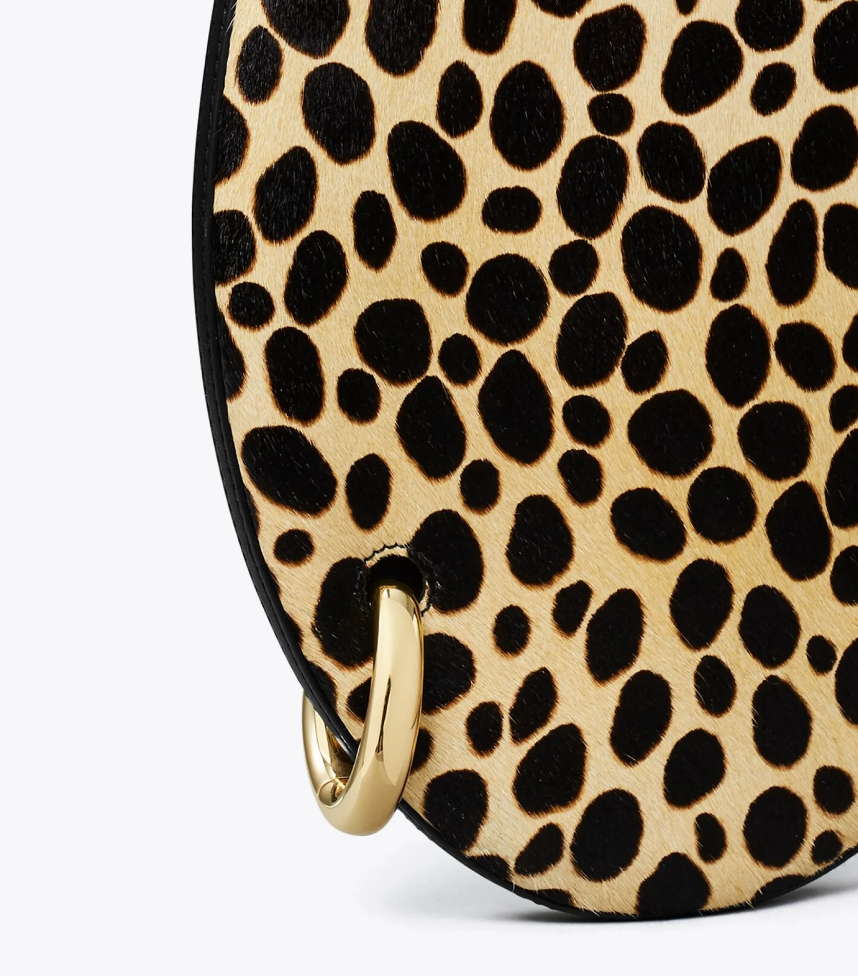 KLEINE HANDTASCHE AUS KALBSHAAR MIT PIERCINGDETAIL