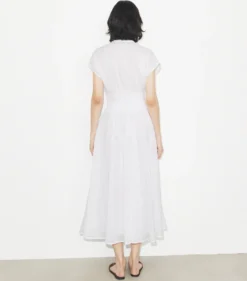 LEINENKLEID MIT V-AUSSCHNITT