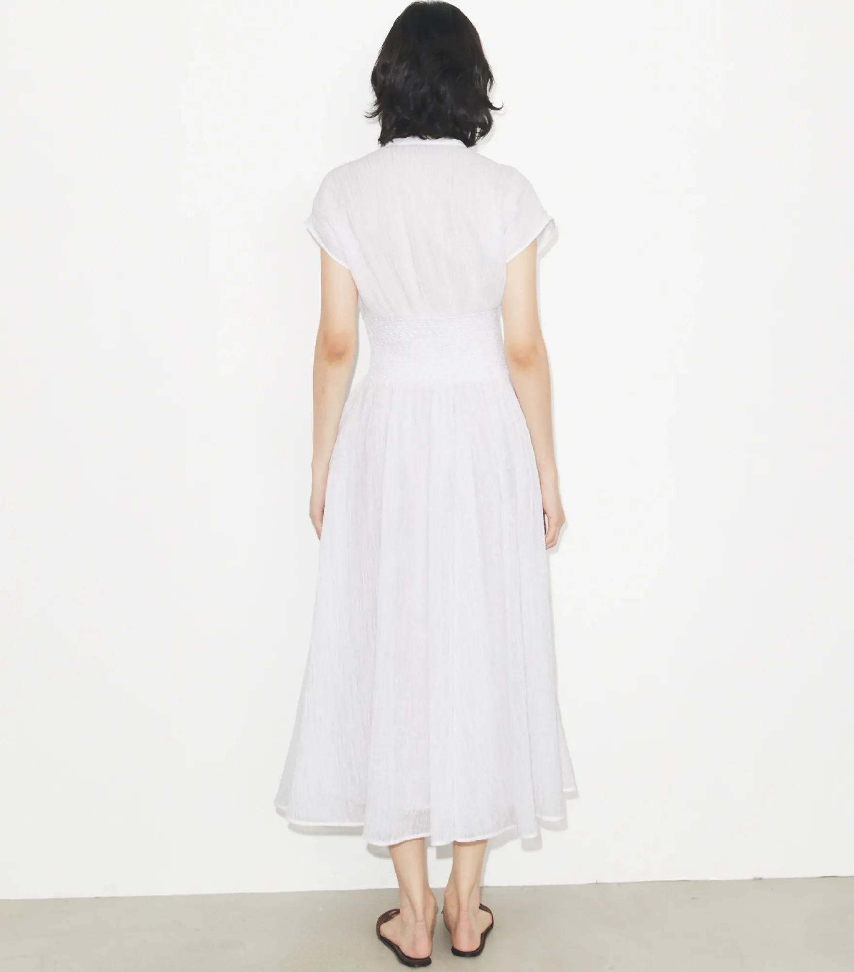 LEINENKLEID MIT V-AUSSCHNITT