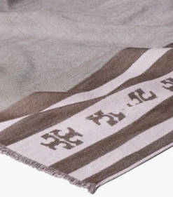 LÄNGLICHER SCHAL MIT LOGO UND STREIFEN