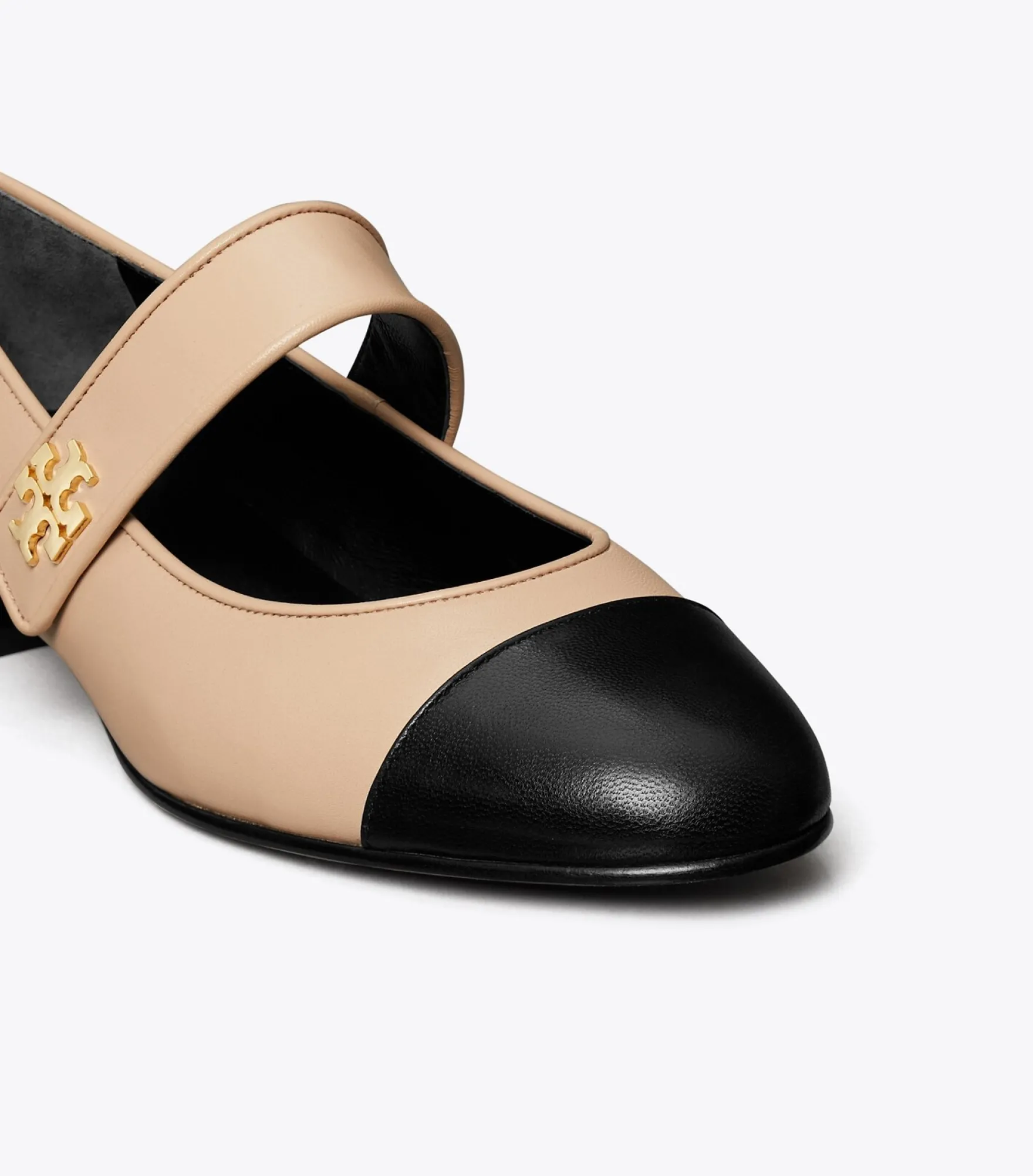MARY JANE FLAT MIT ZEHENKAPPE UND ABSATZ