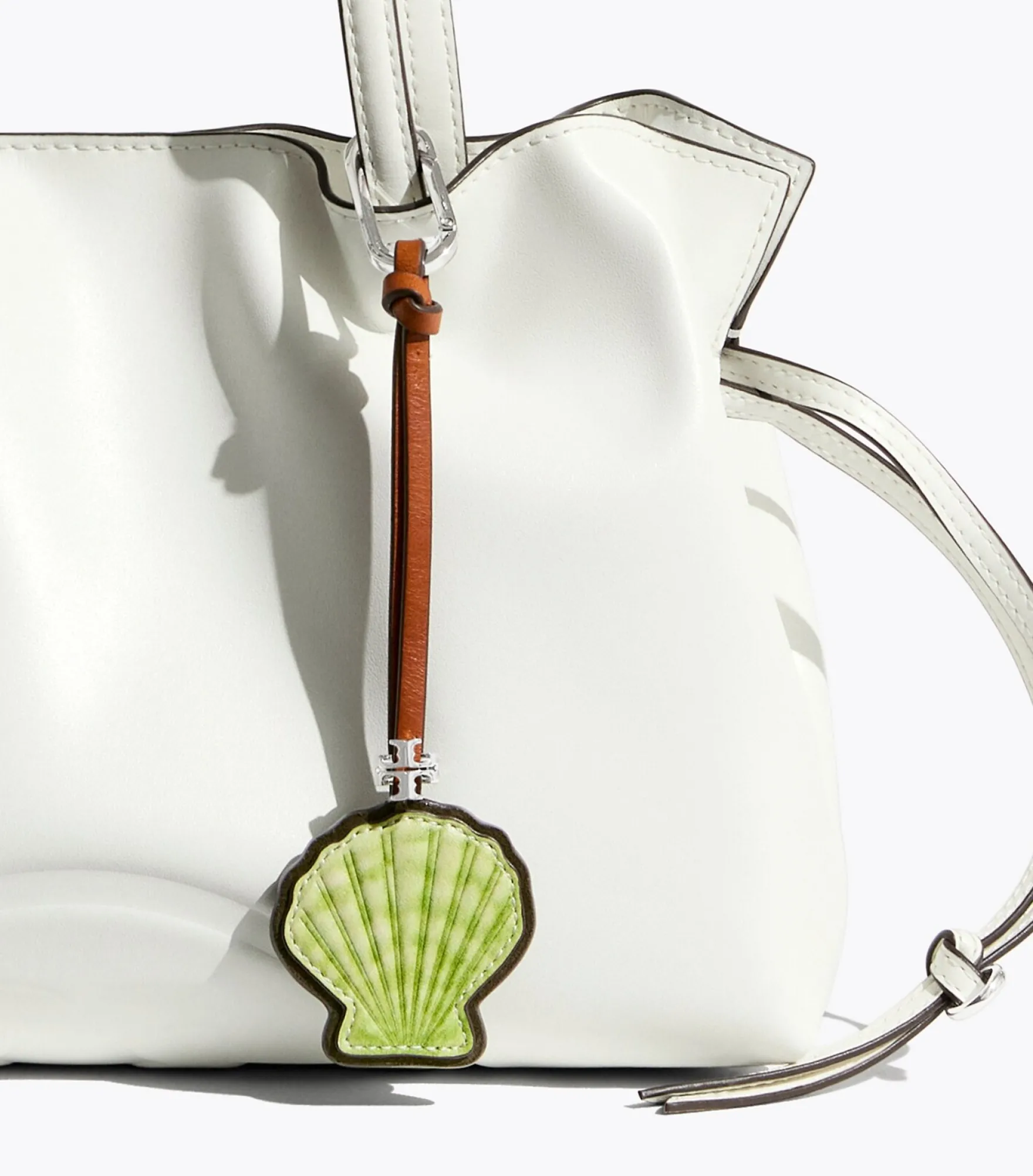 MUSCHEL-TASCHENANHÄNGER AUS LEDER