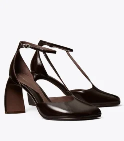 PEEPTOE-SANDALE MIT T-RIEMEN UND ABSATZ