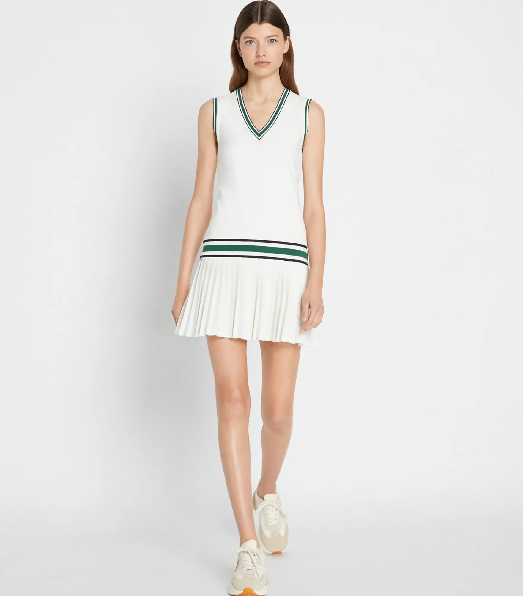 PERFORMANCE-TENNISKLEID MIT V-AUSSCHNITT