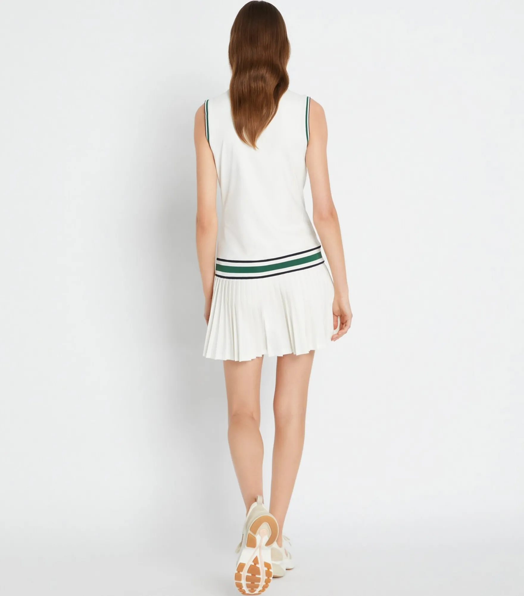 PERFORMANCE-TENNISKLEID MIT V-AUSSCHNITT