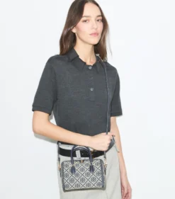PETITE BARREL BAG MIT T-MONOGRAMM