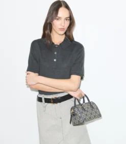 PETITE BARREL BAG MIT T-MONOGRAMM