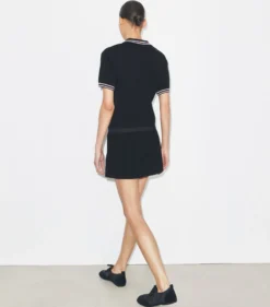 POLOKLEID AUS WOLLE MIT FALTEN