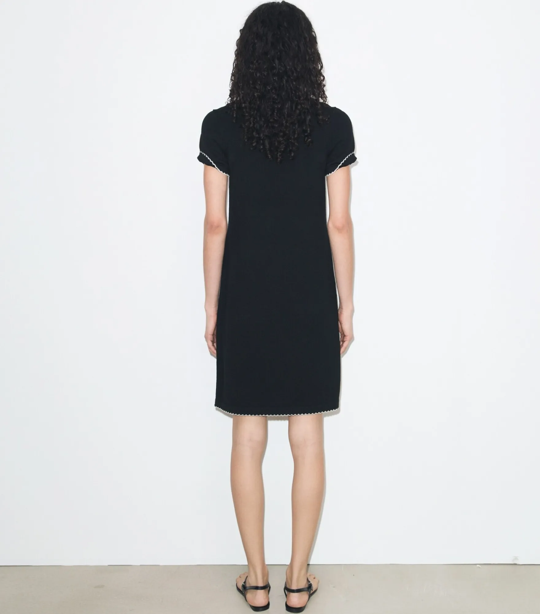 POLOKLEID AUS WOLLE MIT WELLENKANTE