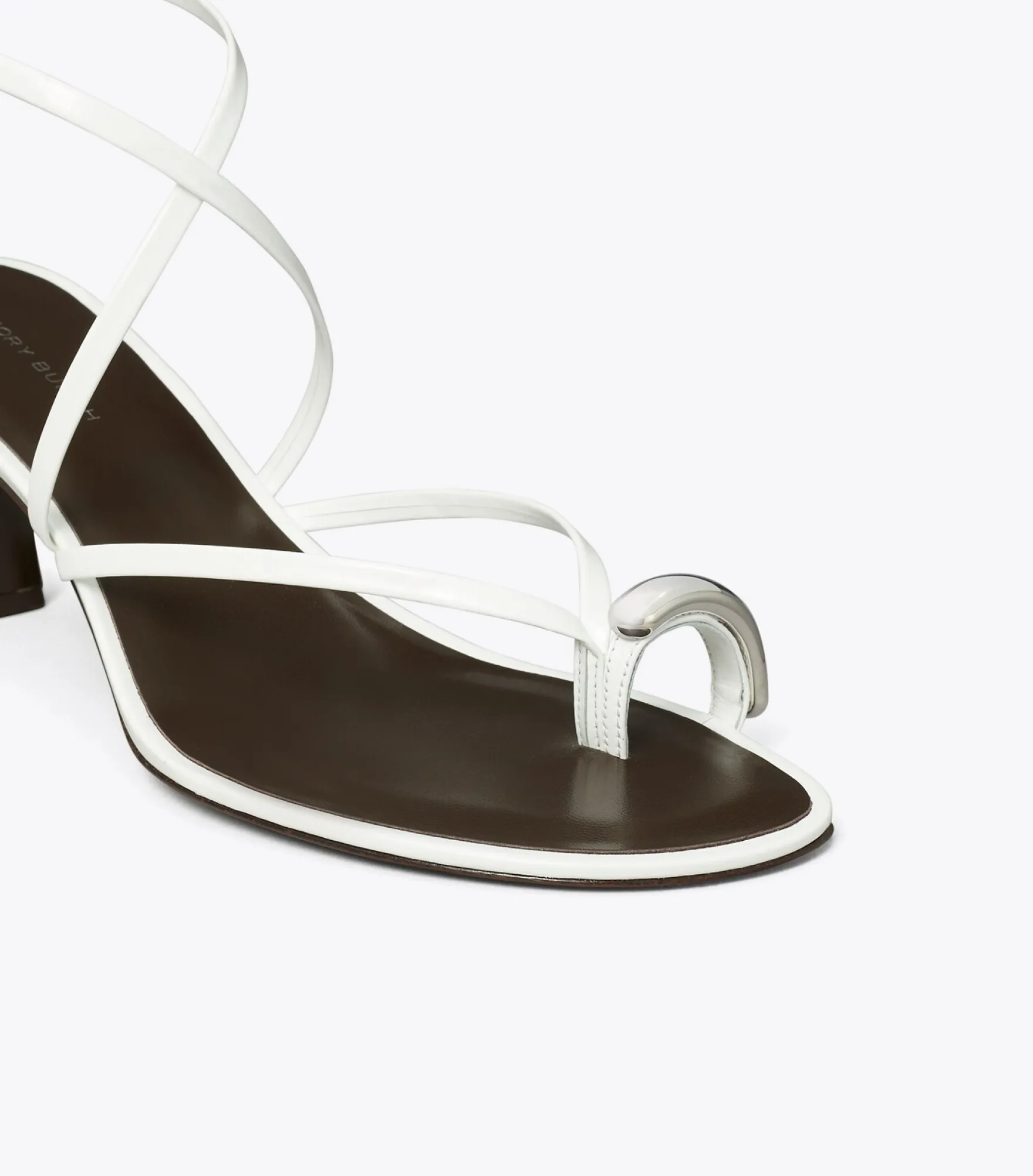 RIEMCHENSANDALETTE MIT PIERCINGDETAIL