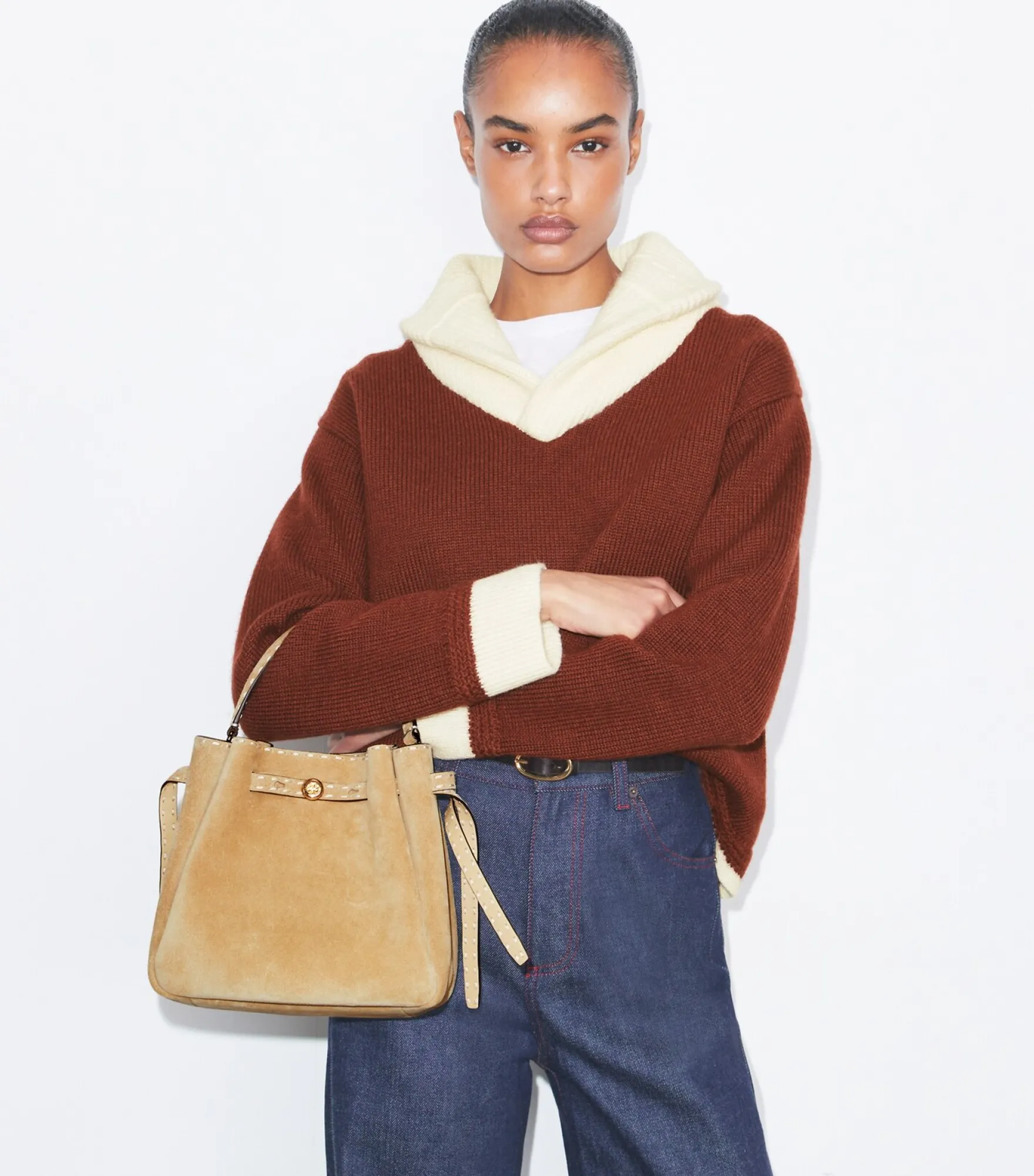 ROMY BUCKET BAG AUS WILDLEDER MIT HEFTNAHT