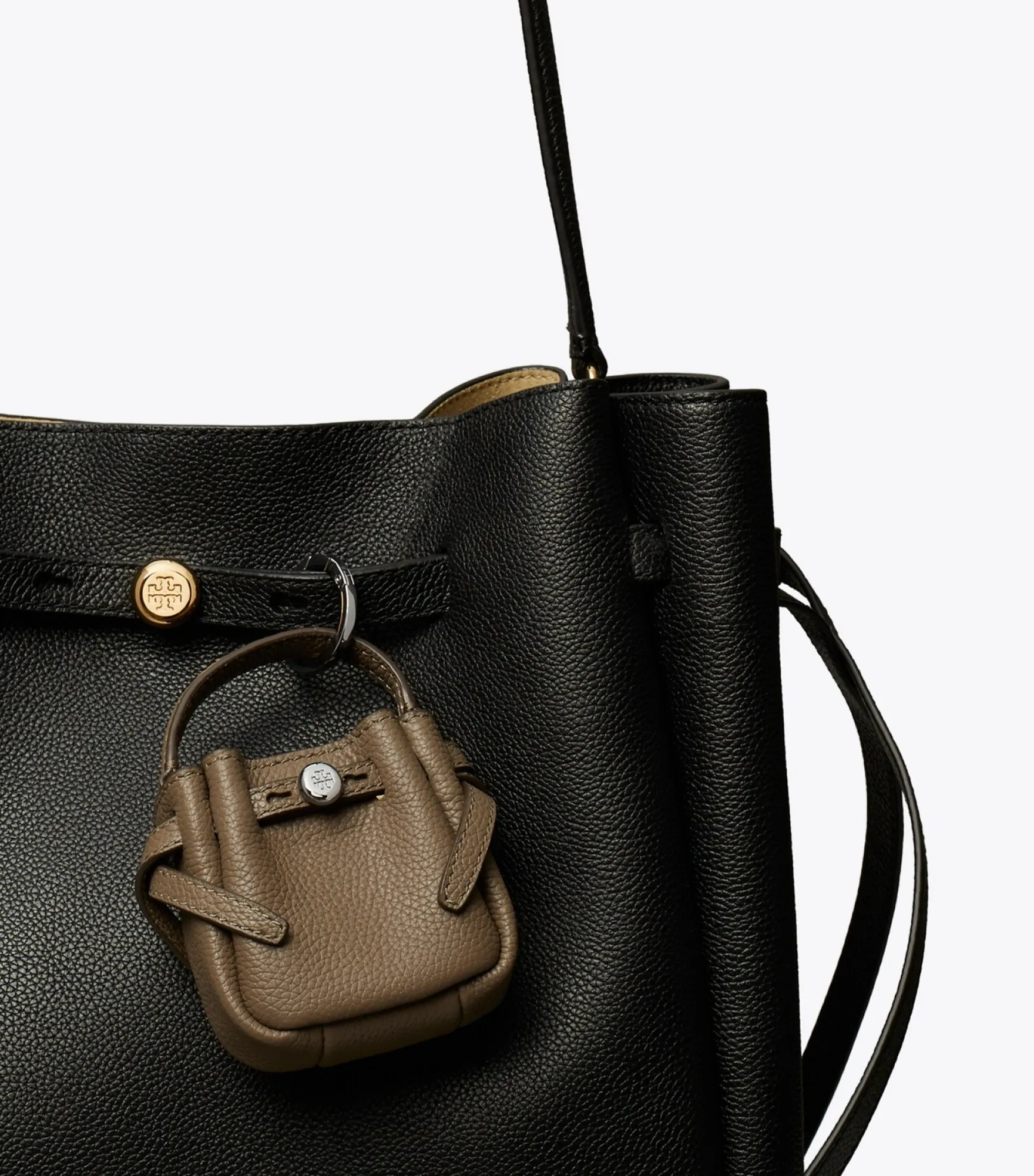 ROMY BUCKET BAG MIT ANHÄNGER