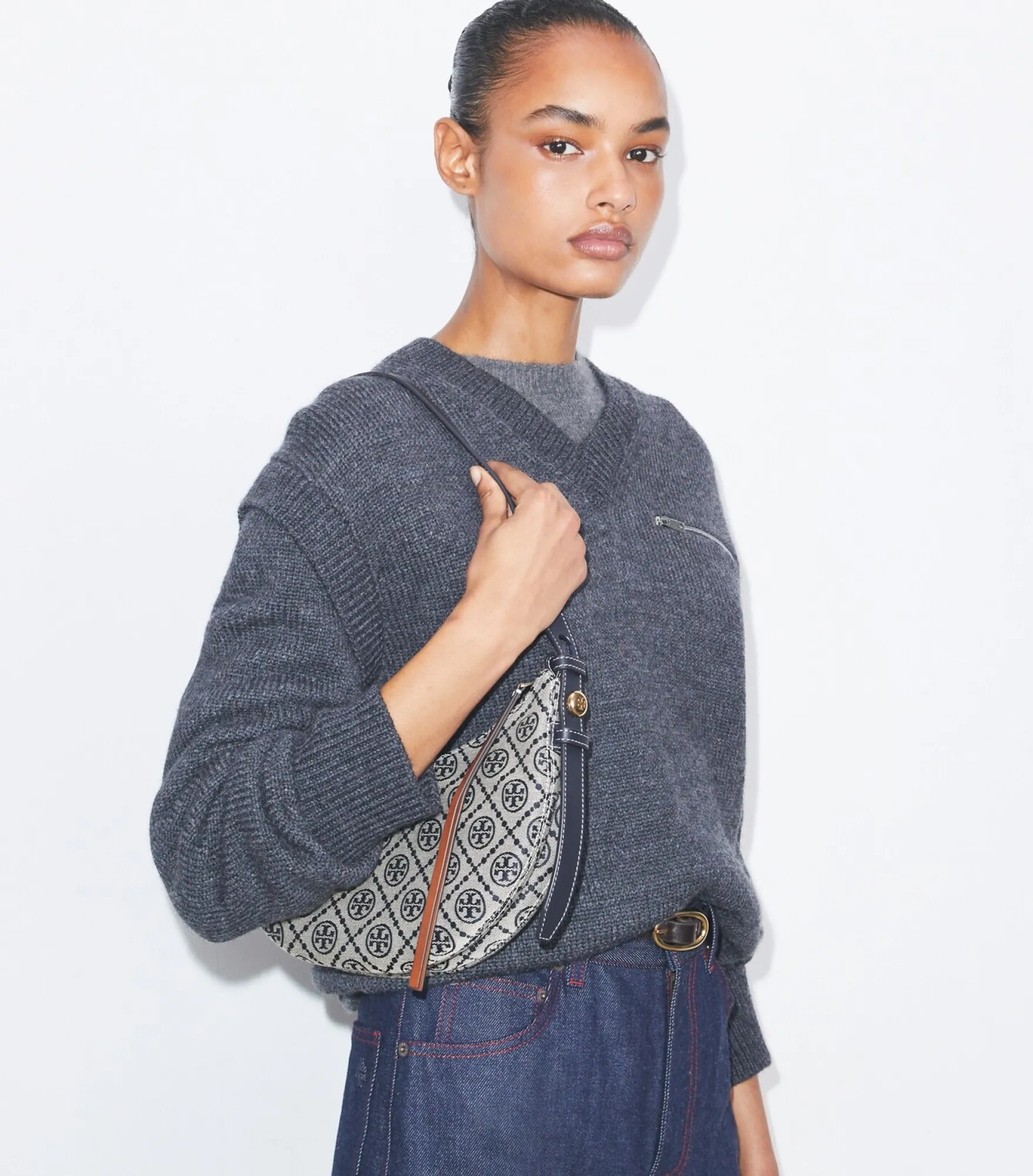 ROMY HALF MOON TASCHE MIT T-MONOGRAMM