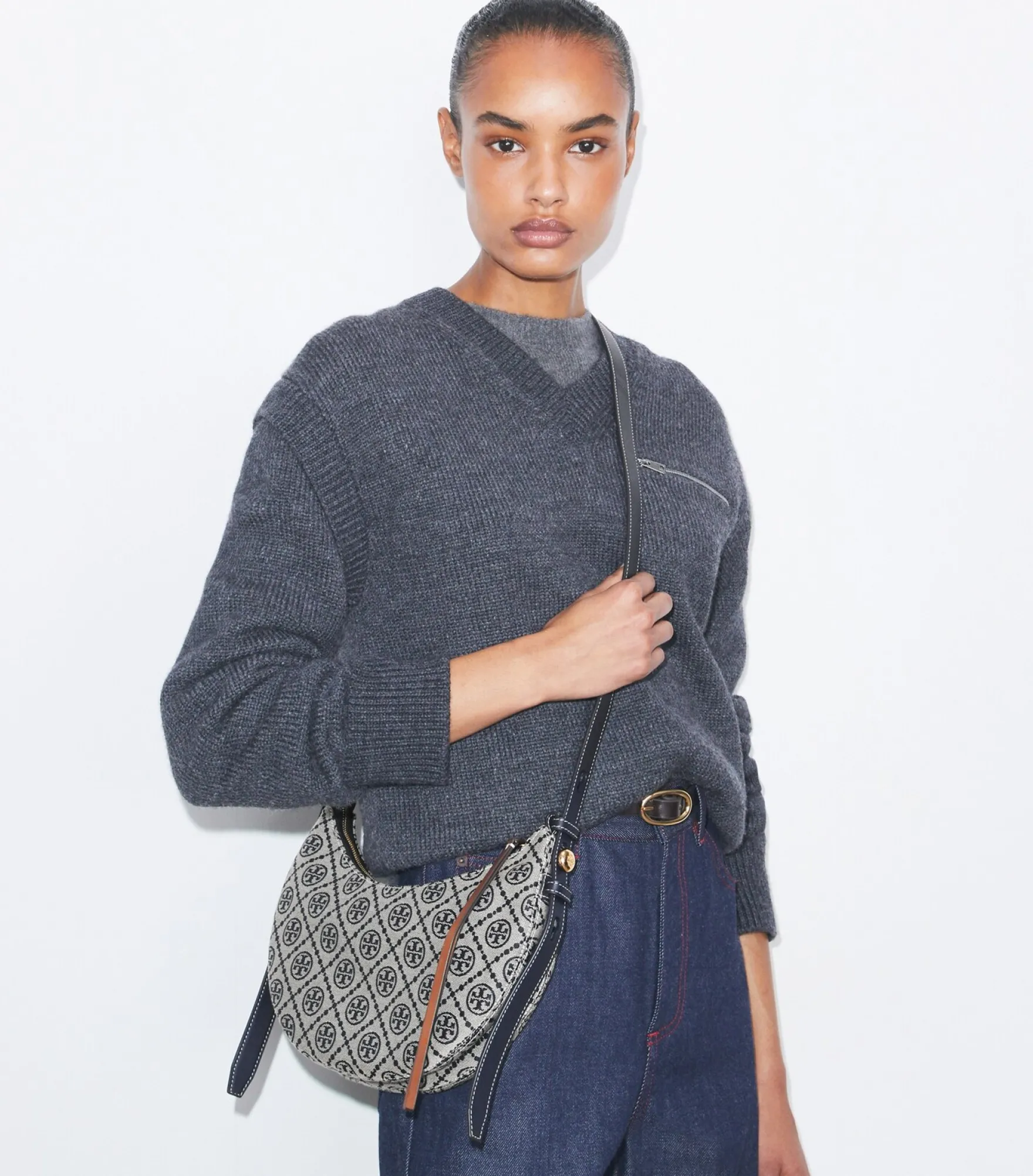 ROMY HALF MOON TASCHE MIT T-MONOGRAMM