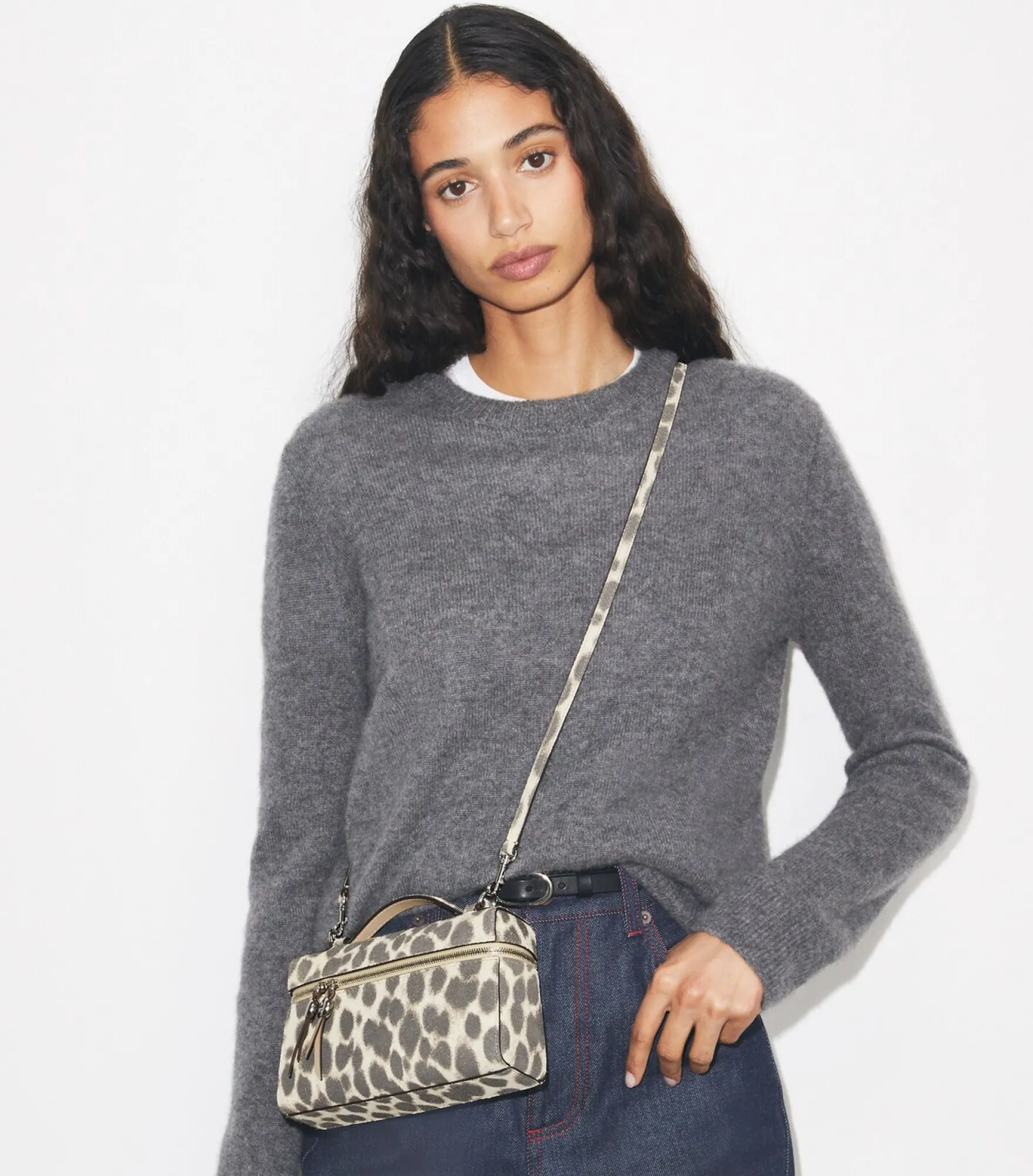 SCHLANKE ROMY HANDTASCHE AUS WILDLEDER MIT TRAGEGRIFF OBEN