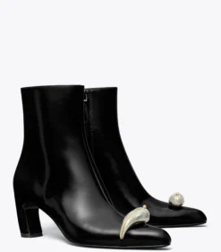 STIEFELETTE MIT PIERCING-DETAIL