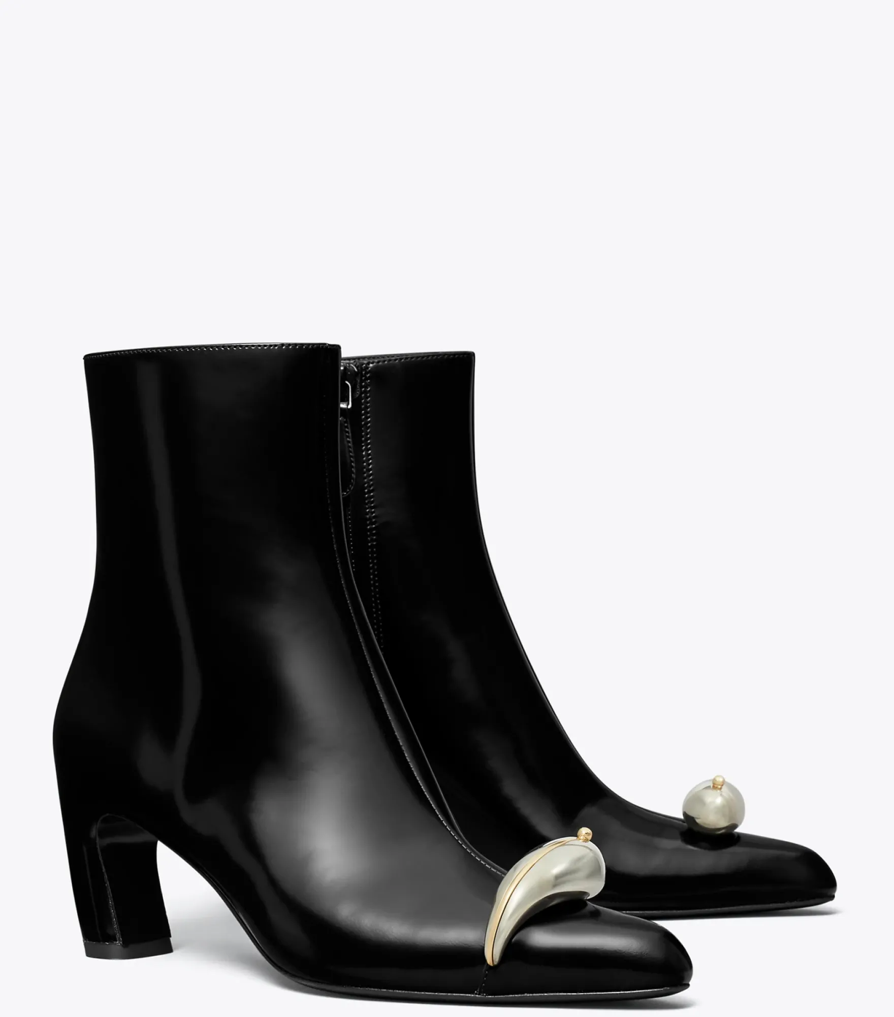 STIEFELETTE MIT PIERCING-DETAIL