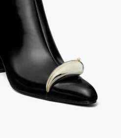 STIEFELETTE MIT PIERCING-DETAIL
