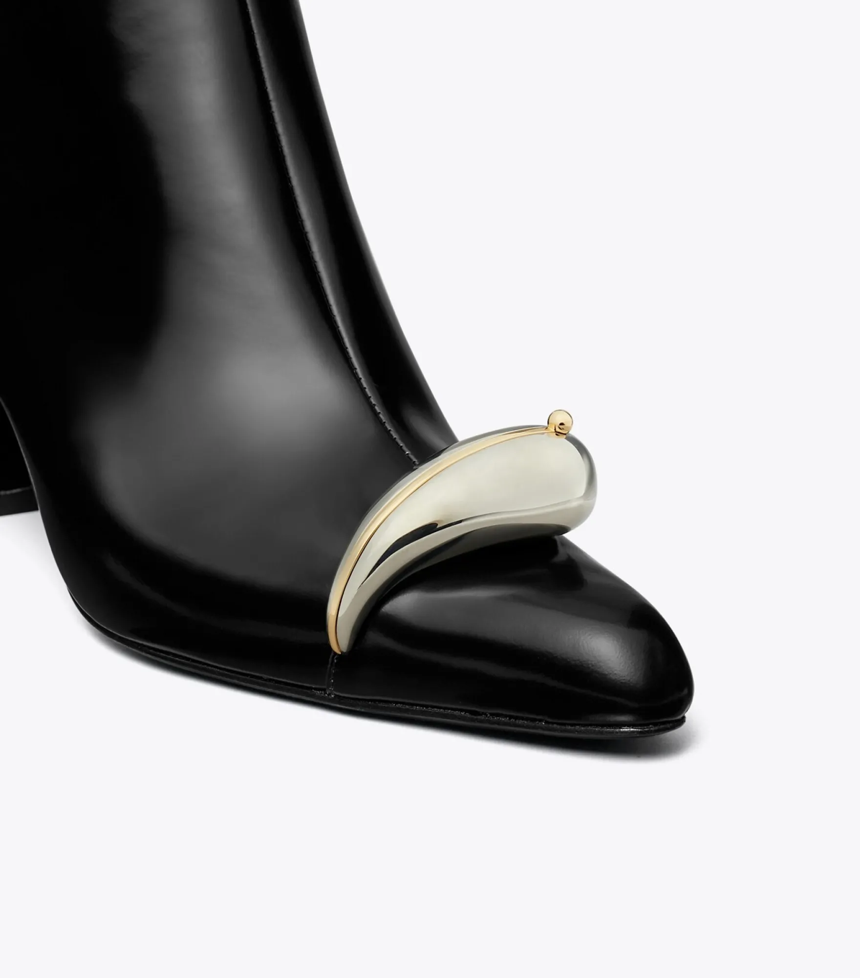 STIEFELETTE MIT PIERCING-DETAIL