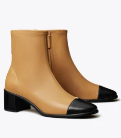 STIEFELETTE MIT ZEHENKAPPE UND ABSATZ