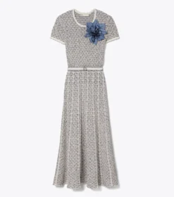 STRICKKLEID MIT BLUMENAPPLIKATION