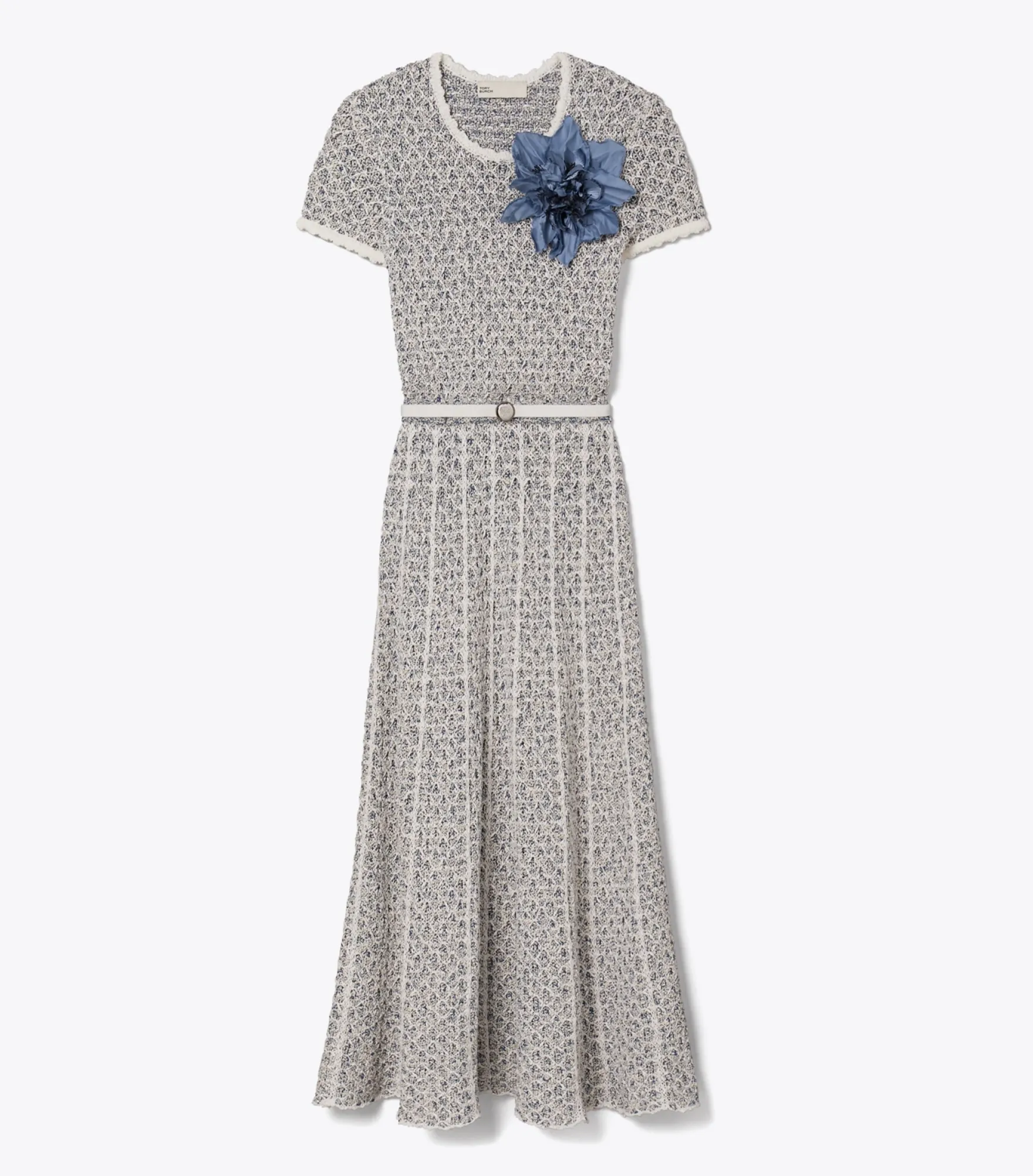 STRICKKLEID MIT BLUMENAPPLIKATION