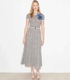 STRICKKLEID MIT BLUMENAPPLIKATION