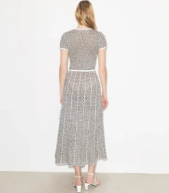 STRICKKLEID MIT BLUMENAPPLIKATION