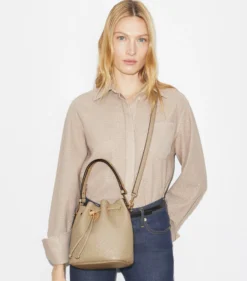 STRUKTURIERTE BUCKET BAG MIT T-MONOGRAMM