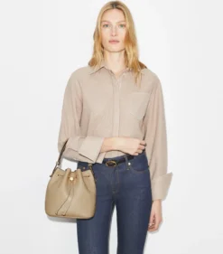 STRUKTURIERTE BUCKET BAG MIT T-MONOGRAMM