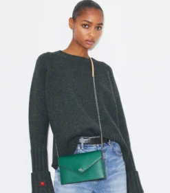 STRUKTURIERTE GELDBÖRSE IM KUVERT-STIL MIT KETTE