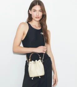 STRUKTURIERTE MINI BUCKET BAG MIT T-MONOGRAMM